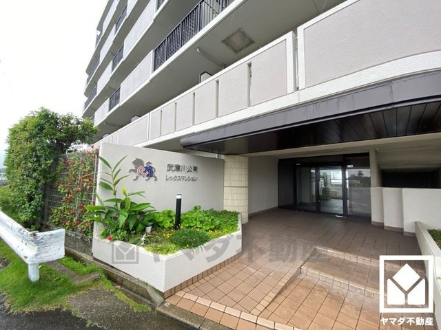 武庫川公園レックスマンションのエントランス|広々とした明るいエントランス。綺麗に整備されており、帰宅時や来客時にも気持ちの良い空間です。