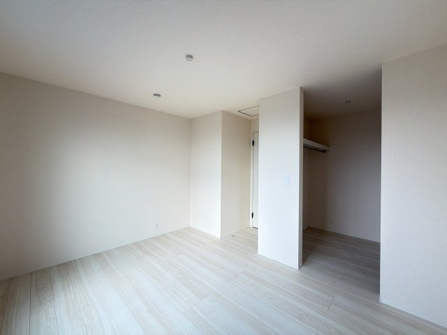 【新築戸建】高崎市上和田町01期　の洋室|■洋室｜お子様の一人部屋にピッタリな洋室。木のぬくもりを感じるフローリングは、天然木の味わいが時とともに深みを増していきます。また、傷にも強く、フリーワックスでお手入れもラクラクです♪