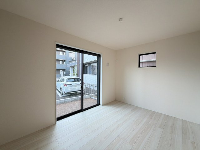 【新築戸建】高崎市上和田町01期　の洋室|■洋室｜洋室には大きな窓をご用意しています。日中はあたたかな日差し差し込み自分時間も充実できますね＾＾