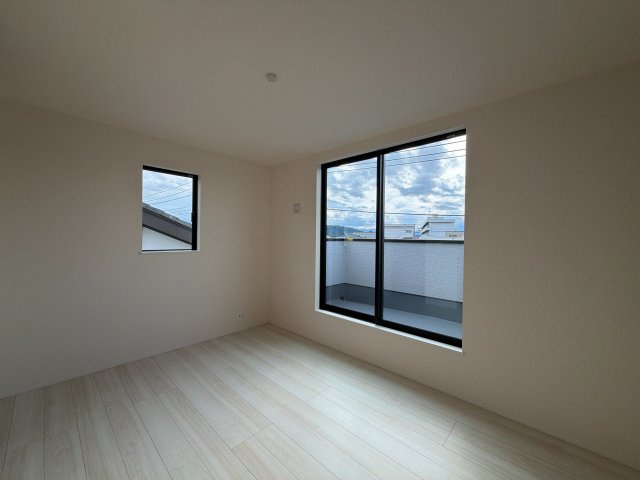 【新築戸建】高崎市上和田町01期　の洋室|■洋室｜2面採光で明るい洋室。全部屋フローリングなので、お掃除がしやすいです♪大きな収納もあって嬉しい！