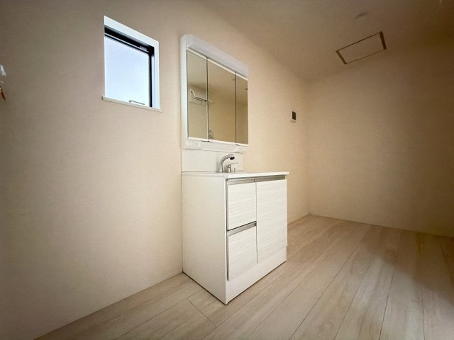 【新築戸建】高崎市上和田町01期　の独立洗面台|■洗面室｜ゆとりのある洗面脱衣室ではお子様と並んで歯磨きもできるので一緒に成長を楽しめます♪ひろびろとした洗面室で、朝の準備も楽しくなります☆.*