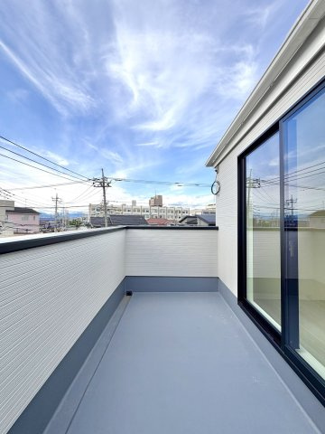 【新築戸建】高崎市上和田町01期　のバルコニー|■バルコニー｜普通のバルコニーより広い仕様のバルコニー。洗濯物やお布団だけでなく雨の日にたまった洗濯物はもちろん、プランターを置くことで家庭菜園も可能です♪