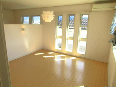 【洋室】 | 【太陽光パネル付き】甲府市蓬沢町 | 2.5階の主寝室です。