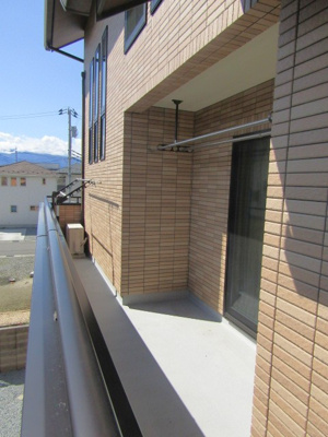 【バルコニー】 | 【太陽光パネル付き】甲府市蓬沢町 | 広々としたバルコニーです