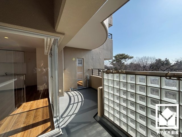パレ武庫川プルミエール2　三号棟のバルコニー|南西・北東向きの両面バルコニーで陽当たり、風通し良好。リビングに面した南西側バルコニーは奥行きもあり広々としているため、お洗濯物をたっぷりと干す事ができます。（管理規約による制限がある場合があります）