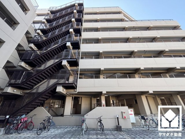パレ武庫川プルミエール2　三号棟の外観|駐輪場を備えています。広々としており、使い勝手の良い設計です。
