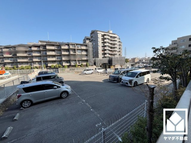 パレ武庫川プルミエール2　三号棟の駐車場|敷地内に駐車場を設置。重い荷物や雨の日の移動もスムーズで、快適なカーライフを実現。空き状況等の詳細は弊社スタッフまでお気軽にお問い合わせください。