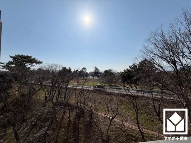 パレ武庫川プルミエール2　三号棟の展望|緑に囲まれたバルコニーで、陽射しを感じながら贅沢な時間を過ごすことができます。