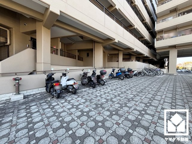 パレ武庫川プルミエール2　三号棟の駐輪場|バイク置き場もございます。定期的な清掃・管理体制が整っており、帰宅時や来客時にも気持ちの良い空間です。