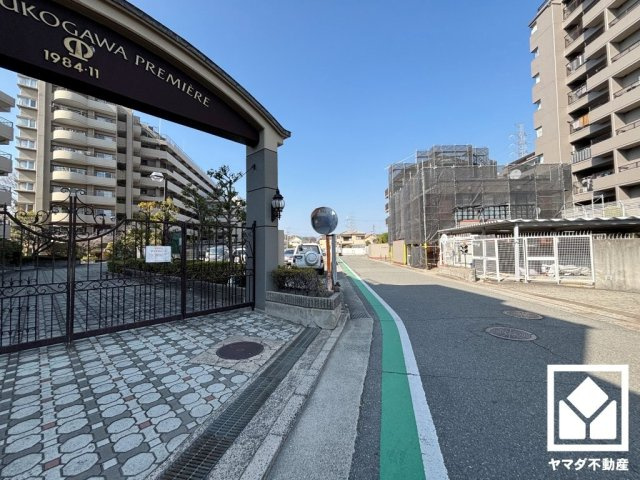 パレ武庫川プルミエール2　三号棟のその他|敷地内にはすべり台が設置された公園やプールなどが整備されており、車の往来を気にせず気軽に水遊びや外遊びを楽しめます。子育て世帯の方にもお勧めの環境です。