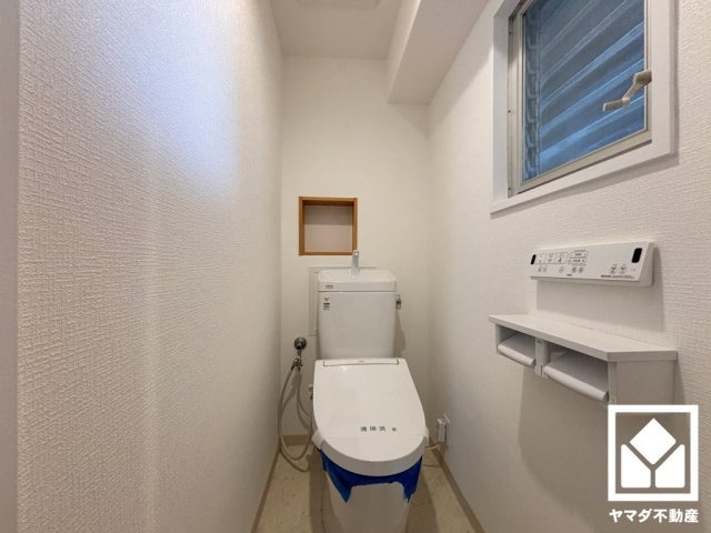 パレ武庫川プルミエール2　三号棟のトイレ|明るく清潔感溢れるトイレです。2連トイレットペーパーホルダーなのでお取替えの手間が軽減できます。