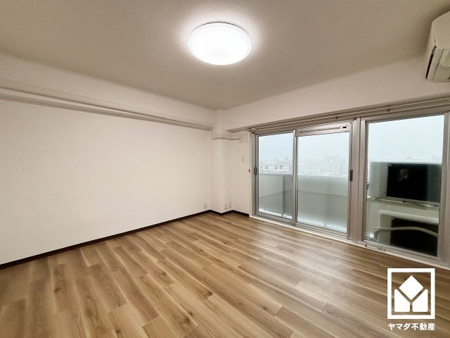 コープ甲子園の洋室|約7.8帖の洋室です。バルコニーにつながるお部屋で、通風・陽当たり良好。