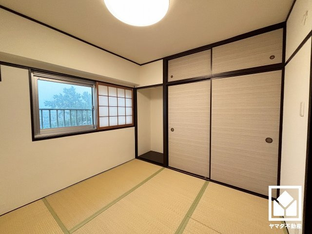 コープ甲子園の和室|約4.5帖の和室です。陽光がたっぷり差し込む洗練された和の空間。温かみのある畳のスッキリとしたデザインが、暮らしを心地よく彩ります。