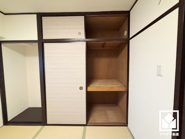 コープ甲子園の収納|大きな押入れなので整理整頓しやすいです。季節の衣類や寝具などもすっきり片付きます。お客様用の座布団や寝具も収納可能です。