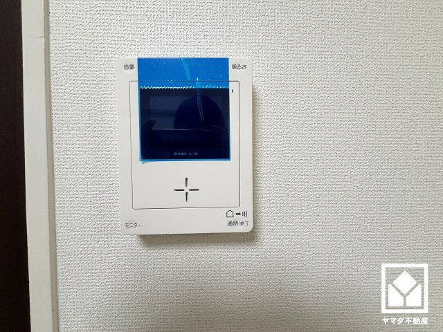 コープ甲子園の設備|突然の来訪時でも安心なモニター付きインターホンを完備。お留守番中のお子様でも簡単に来訪者の確認ができます。