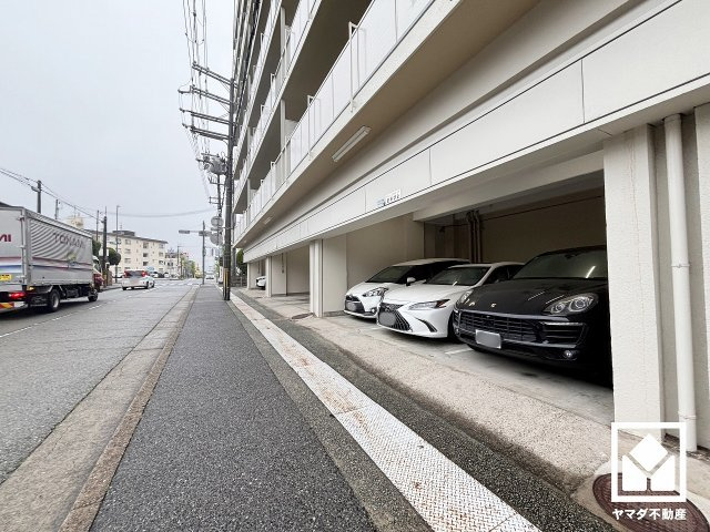 コープ甲子園の駐車場|敷地内に駐車場を完備（月額9130円～15400円）。重い荷物や雨の日の移動もスムーズで、快適なカーライフを実現。空き状況等は弊社スタッフまでお気軽にお問い合わせください。