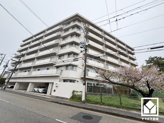 コープ甲子園の外観|駐輪場・バイク置き場もございます。しっかり区画が整理されており使い勝手の良い設計です。（駐輪場：年額3500円、バイク置き場：月額500円）