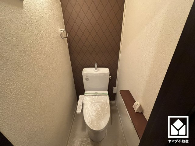 コープ甲子園のトイレ|明るく清潔感溢れるトイレです。2連トイレットペーパーホルダーなのでお取替えの手間が軽減できます。