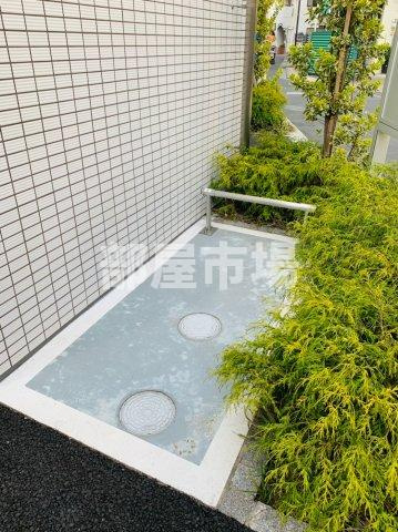 エストゥルース東向島のその他共用部分|バイク置場