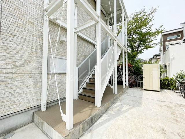 藤沢市鵠沼松が岡３丁目のアパートのエントランス