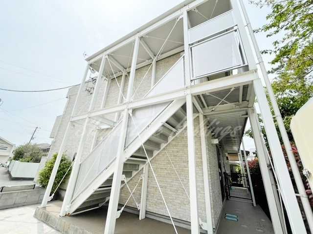 藤沢市鵠沼松が岡３丁目のアパートの外観