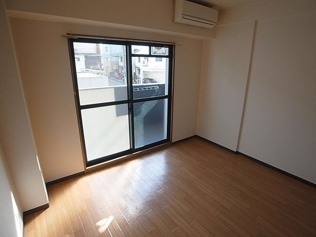 アスール神戸の居間・リビング|バルコニーからの採光で部屋中明るいです