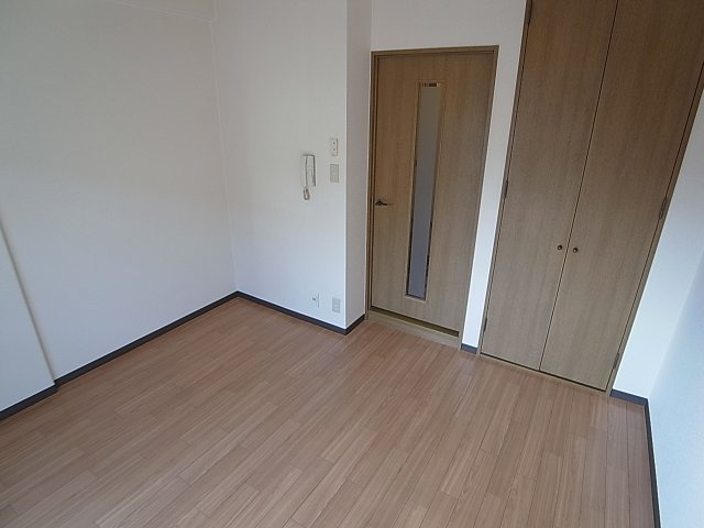 アスール神戸の内装|広々した洋室