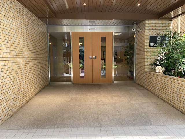朝日白山マンションのエントランス