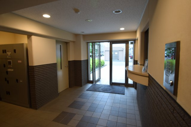 カスタリア西船橋のロビー|宅配ボックスあります。
