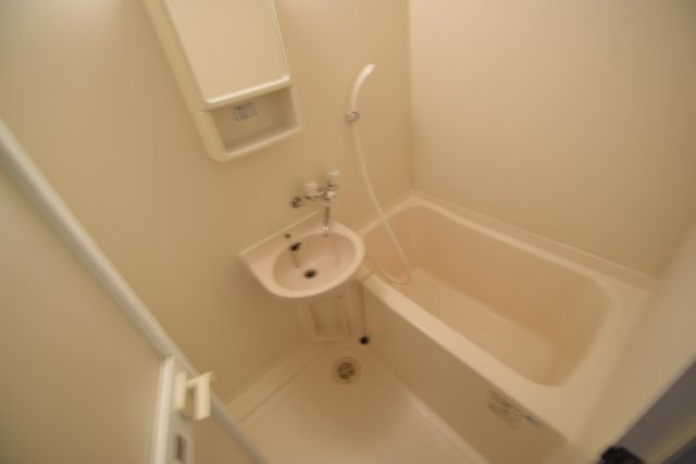 カスタリア西船橋の浴室|洗面台付きお風呂です