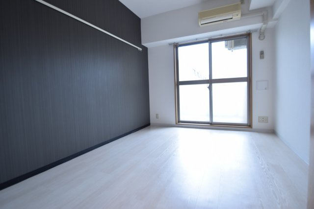 カスタリア西船橋の居間・リビング|ハンガーレールもあり使いやすいお部屋です。