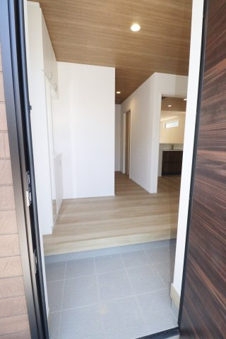 郡山市安積町長久保3丁目　　　2号棟　　　安積第3小学校、安積第2中学区の玄関