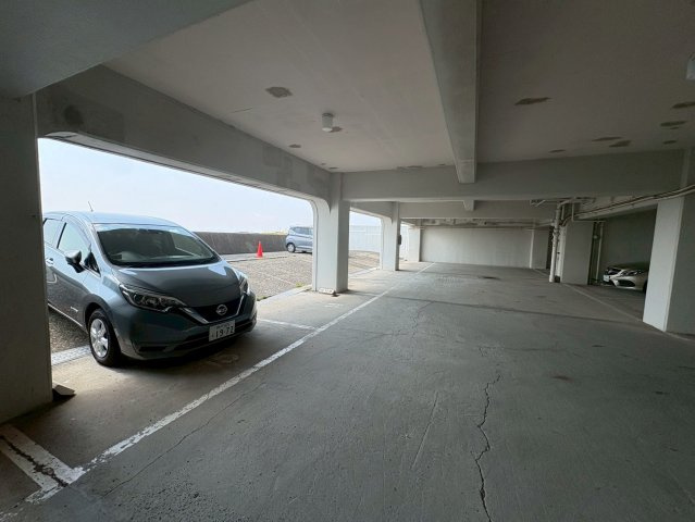 シーサイドシャトー塩屋の駐車場|駐車場があるので、車を買う予定の方も安心です
