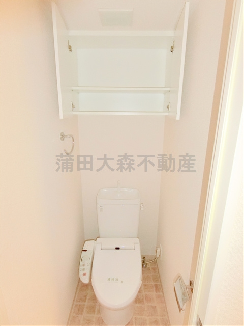 グランドコンシェルジュ大森西のトイレ|収納棚多数の温水洗浄便座付トイレ