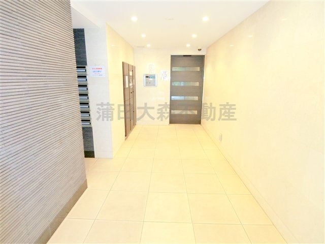 グランドコンシェルジュ大森西のエントランス|防犯カメラ　TVモニター付オートロック　宅配BOX　エントランス