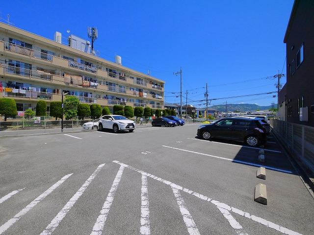 コンフォート酒井の駐車場|アスファルト舗装の停めやすい駐車場です。