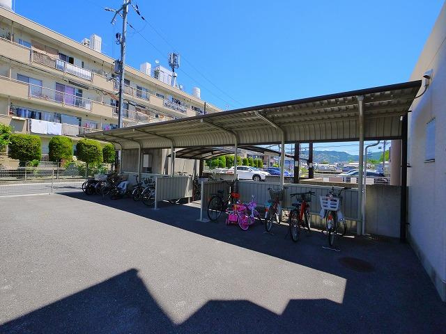 コンフォート酒井のその他共用部分|ゆったりとした駐輪スペース。