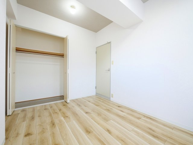 コンフォート酒井の寝室|広くて明るい寝室