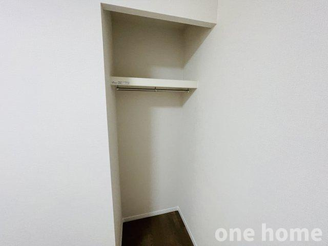 モンセーヌ塚本の収納|◆約4.9帖洋室にはオープンクローゼット完備！扉がないオープン仕様につき、通気性が良いのが嬉しいですね♪