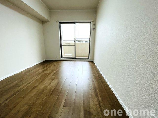 モンセーヌ塚本の洋室|◆約6.0帖洋室です！南側バルコニーから自然光がたっぷり差し込みます！
◆【即日内覧会開催中】土日はもちろん！平日の仕事終わりの内覧も可能です！