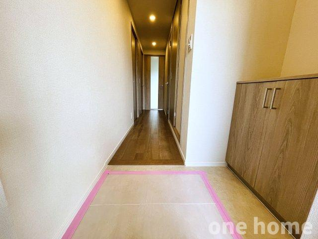 モンセーヌ塚本の玄関|◆ダウンライト×木目の温かな空間が出迎えてくれます♪
◆フラットで足運びがスムーズ♪
◆シューズボックス完備です！