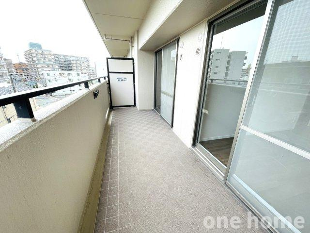 モンセーヌ塚本のバルコニー|◆明るい南側バルコニーです！
◆ワイドバルコニーにつき、洗濯物干しもスムーズにできそうですね！