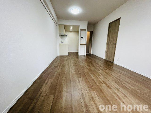 モンセーヌ塚本の居間・リビング|◆広々LDKは約13.5帖！キッチンは空間を有効活用できる壁付けタイプです！
◆木目の床・建具×白いクロスとベーシックな内装につき、様々な家具との相性はバッチリです！