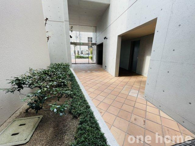 モンセーヌ塚本のエントランス|◆みどりが施されたお洒落なマンションエントランスです！
◆総戸数69戸の管理良好なマンションです！