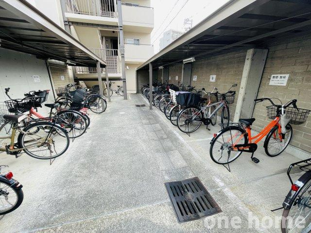 モンセーヌ塚本の駐輪場|◆駐輪場は屋根付きで平置きタイプ！出し入れがスムーズです！
◆最新の空き状況など、詳細につきましてはお気軽にお問い合わせください！