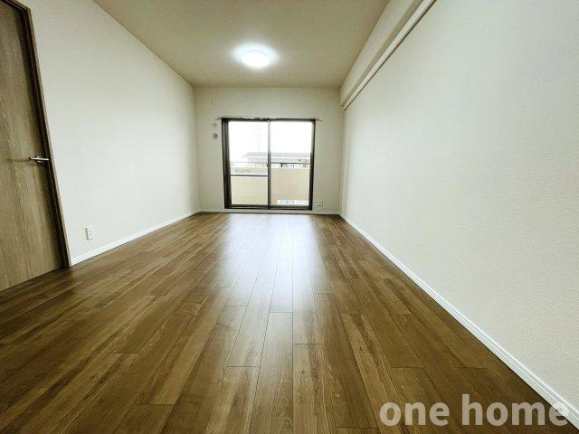 モンセーヌ塚本の居間・リビング|◆LDK 別角度です！掃き出し窓から陽光差し込む明るい空間です！