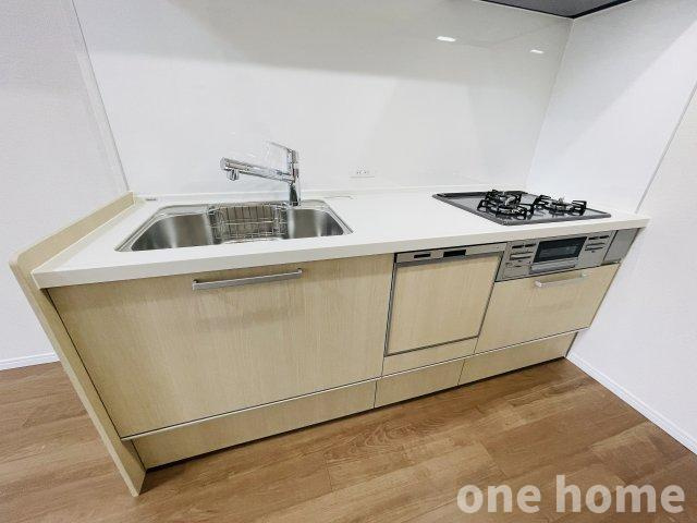 モンセーヌ塚本のキッチン|◆新調されたシステムキッチンはグリル付３口ガスコンロ搭載！
◆時短が叶う食洗機完備です！