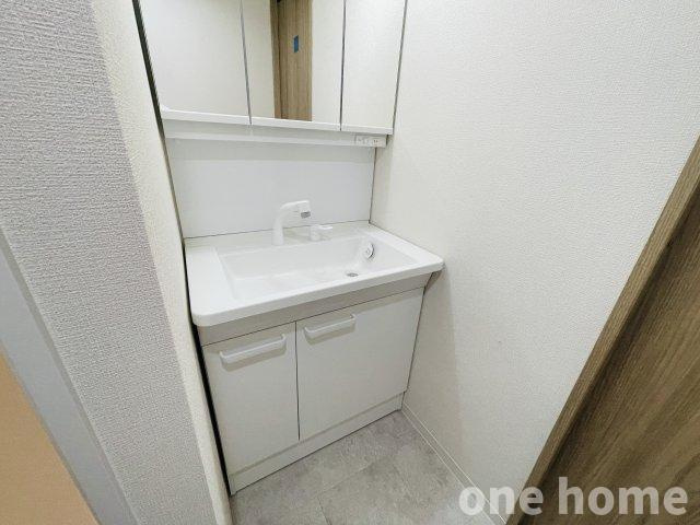 モンセーヌ塚本の独立洗面台|◆白を基調とした清潔感のある三面鏡の洗面化粧台です！新調済！
◆洗顔や洗髪がしやすい大きめボウル！ミラー背面とボウル下に日用品をしっかり収納できます！