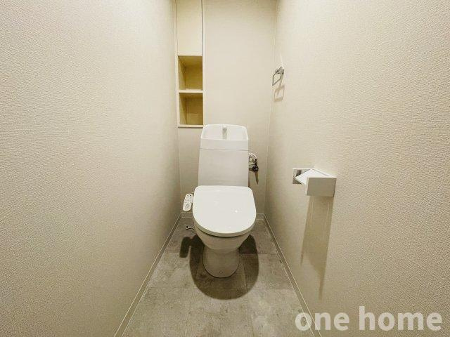 モンセーヌ塚本のトイレ|◆新調された温水洗浄便座付きトイレです！
◆背面にはトイレットペーパーなどを収納できる棚がございます！