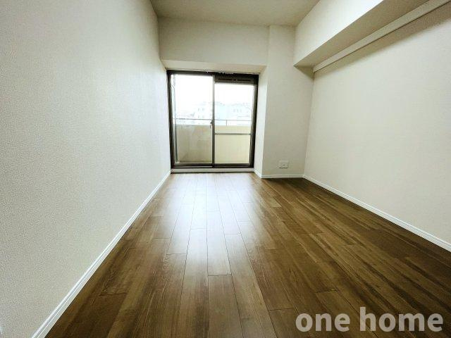 モンセーヌ塚本の洋室|◆広々約6.9帖洋室です！両面バルコニーにつき、こちらのお部屋も掃き出し窓からたっぷりの陽光が差し込みます♪